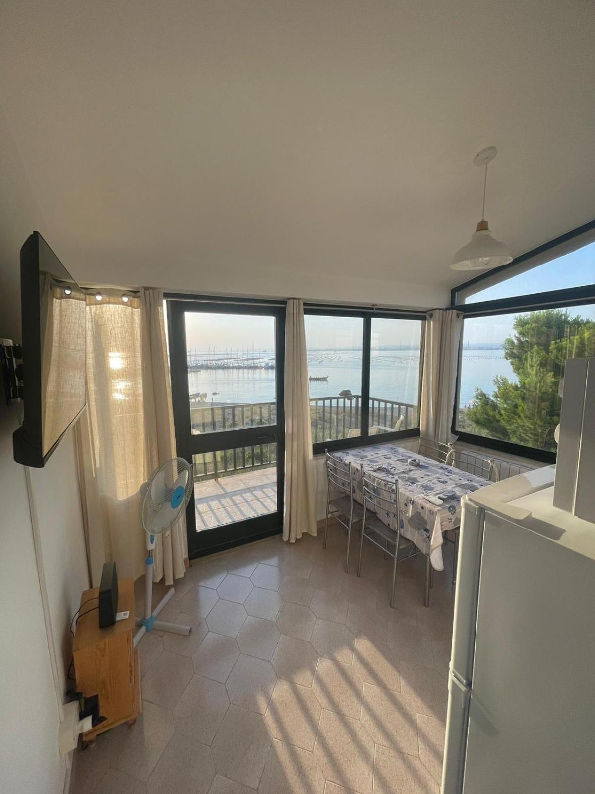 Besanvito - Sea Apartments Taranto Bagian luar foto